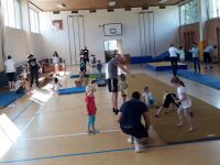 Gross_und_Klein_beim_Turnen