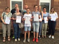 Gruppenbild-der-Geehrten-mit-Urkunde
